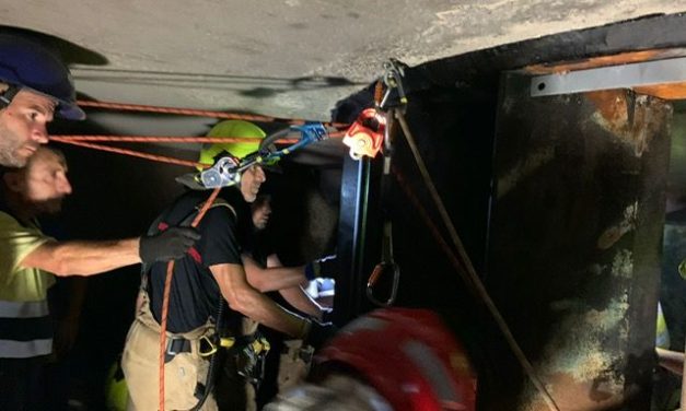 El rescate de los trabajadores se hizo a 5 metros de profundidad y 12 bomberos necesitaron asistencia sanitaria