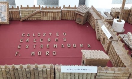 El artesano Fernando Moro consigue hacer en corcho una maqueta de Galisteo