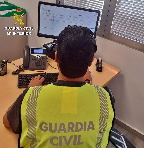 La Guardia Civil detiene a dos estafadores que se hacían pasar por revisores de la luz
