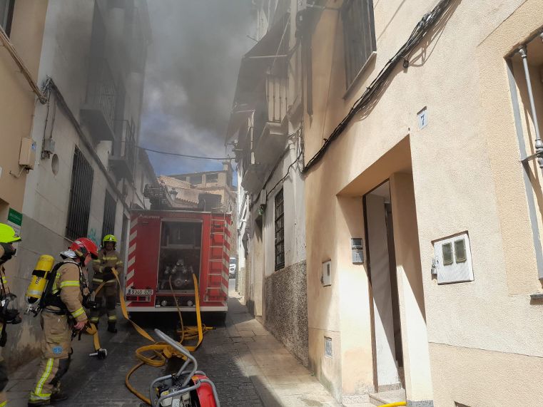 Un hombre resulta intoxicado por inhalación de humo en el incendio de su vivienda