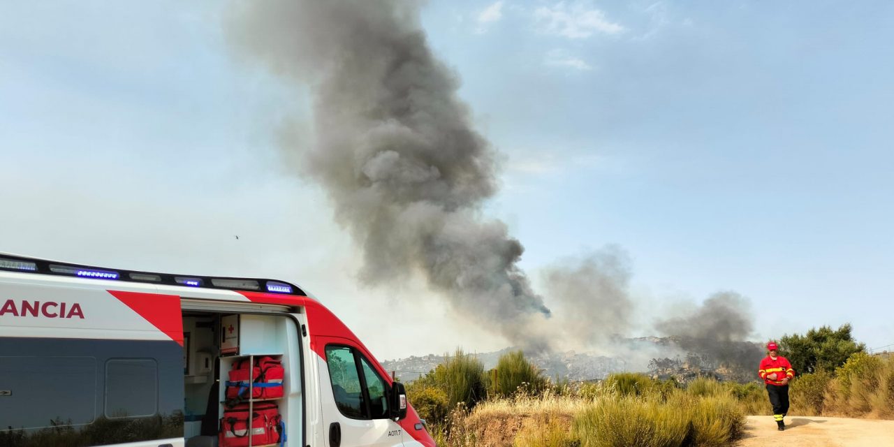 Un centenar de efectivos lucha contra el incendio de Valencia de Alcántara que sigue con nivel 1 de peligrosidad