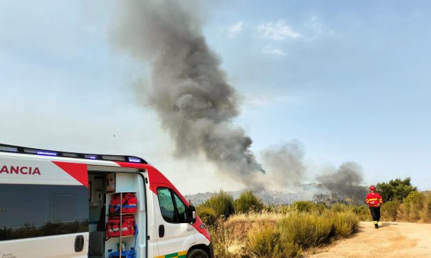 Un centenar de efectivos lucha contra el incendio de Valencia de Alcántara que sigue con nivel 1 de peligrosidad