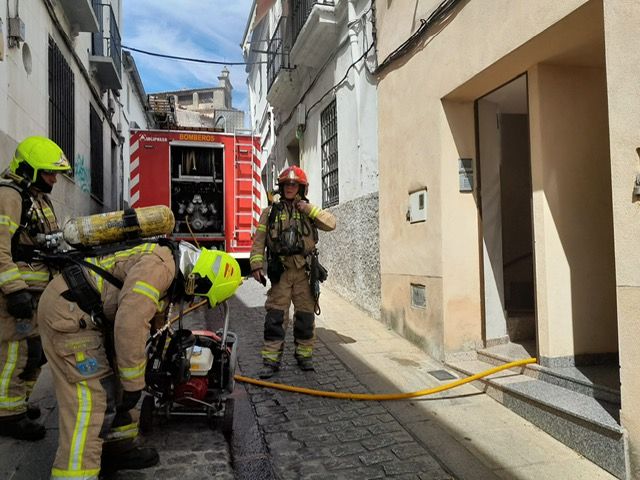Una madre y su bebé afectados por el incendio de un apartamento en Cáceres