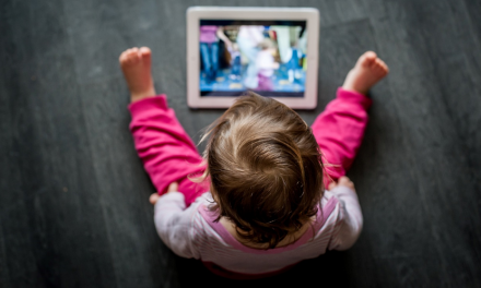 Los menores pasan un 30% más de tiempo en las pantallas durante el verano