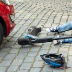 Un accidente entre un patinete y un turismo provoca daños a una mujer de 53 años