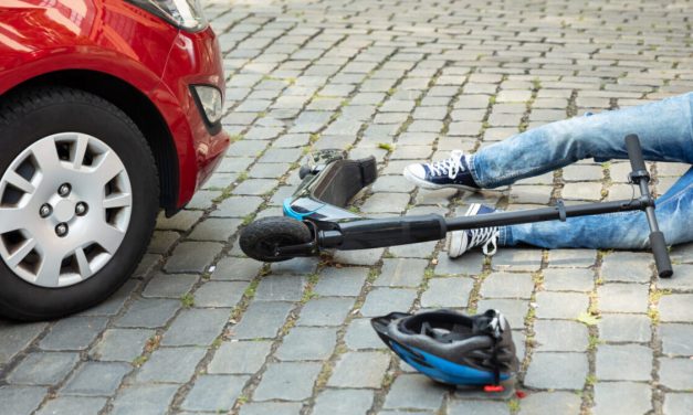 Un hombre de 39 años herido grave al caer de un patinete en Cáceres