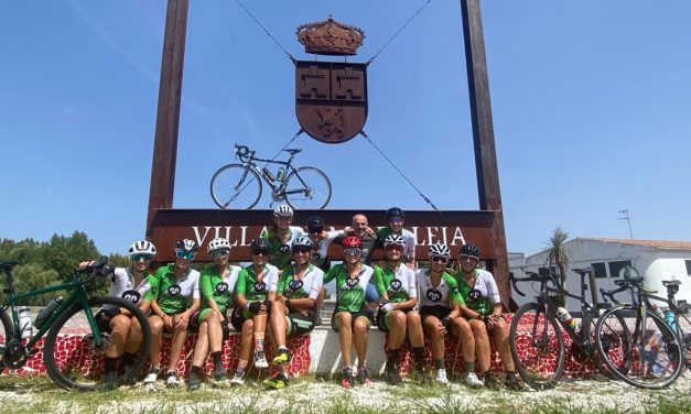 Un grupo de ciclismo femenino sigue recorriendo Cáceres y hace un alto en el camino en Moraleja