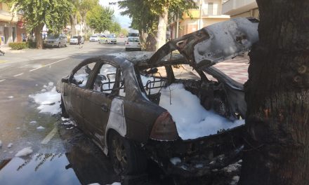 VIDEO: Arde un vehículo en pleno centro de Talayuela