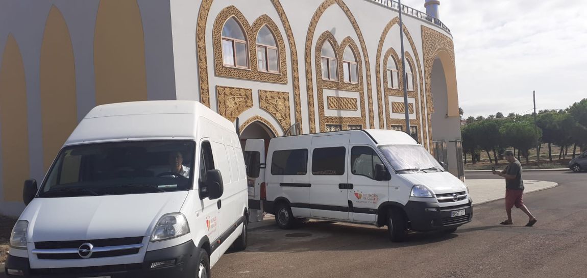 Furgones de la Diputación de Cáceres transportan material para ayudar a Marruecos