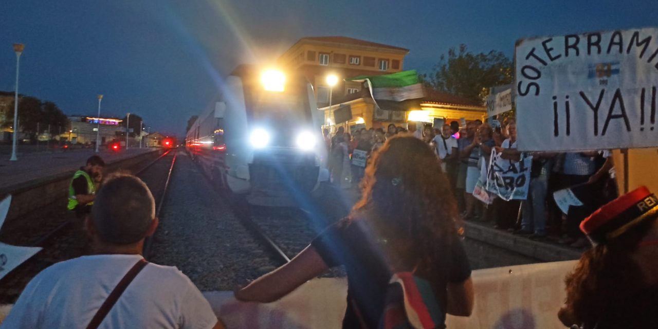 Vecinos de Navalmoral se concentran en contra del muro e impiden la salida puntual del tren a Cáceres