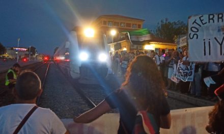 Vecinos de Navalmoral se concentran en contra del muro e impiden la salida puntual del tren a Cáceres