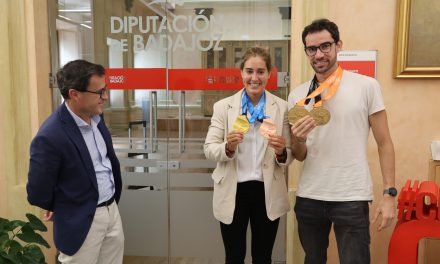 El presidente de la Diputación de Badajoz recibe a los campeones del mundo Estefanía Fernández y Álvaro Martín