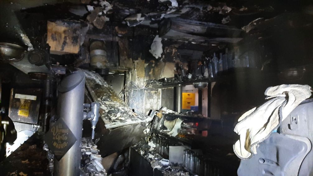 Así ha dejado un grave incendio el interior del popular bar La Marina de Cáceres