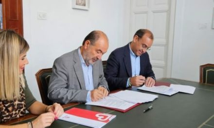 El Ayuntamiento de Cáceres y Cáritas firman el mantenimiento de los centros de acogida