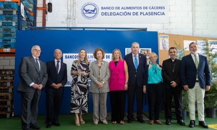 La Reina Doña Sofía visita la delegación del Banco de Alimentos de Plasencia