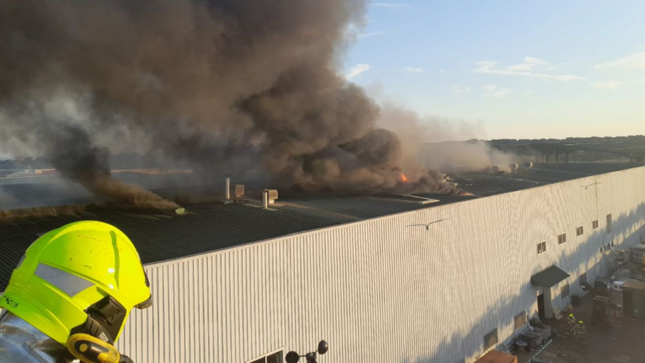 Un grave incendio causa importantes daños materiales en las instalaciones de Acenorca en Montehermoso