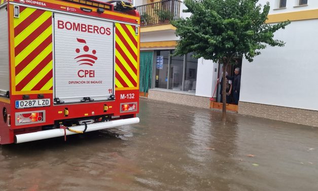 Los bomberos del CPEI de Badajoz han realizado medio centenar de intervenciones con motivo del temporal