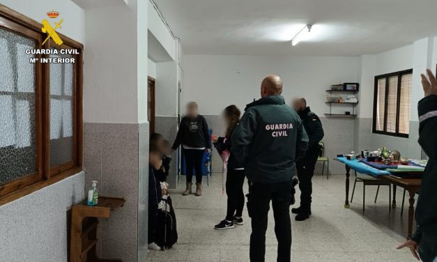El desplome de una claraboya obliga a la Guardia Civil a desalojar el colegio de Montánchez