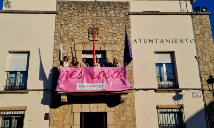 Moraleja viste de rosa sus edificios para lanzar un mensaje de ánimo a los enfermos de cáncer
