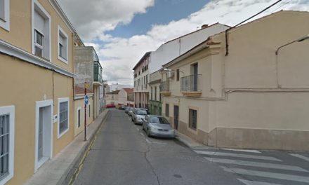 Un joven herido y atrapado en su vehículo al volcar en pleno centro de Cáceres