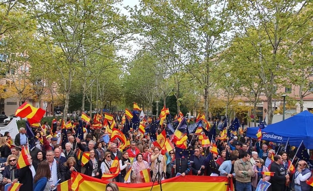 Miles de extremeños salen a la calle para protestar contra la amnistía anunciada por Sánchez