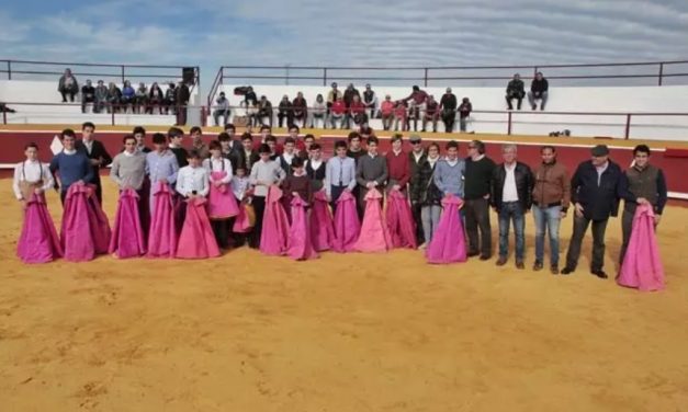 La Escuela de Tauromaquia de la Diputación de Badajoz clausura el curso en la plaza de Barcarrota