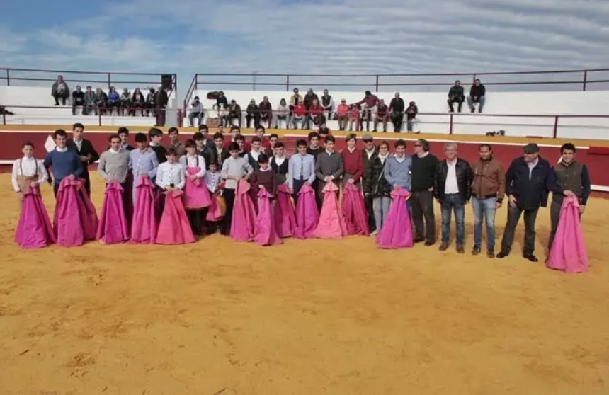 La Escuela de Tauromaquia de la Diputación de Badajoz clausura el curso en la plaza de Barcarrota