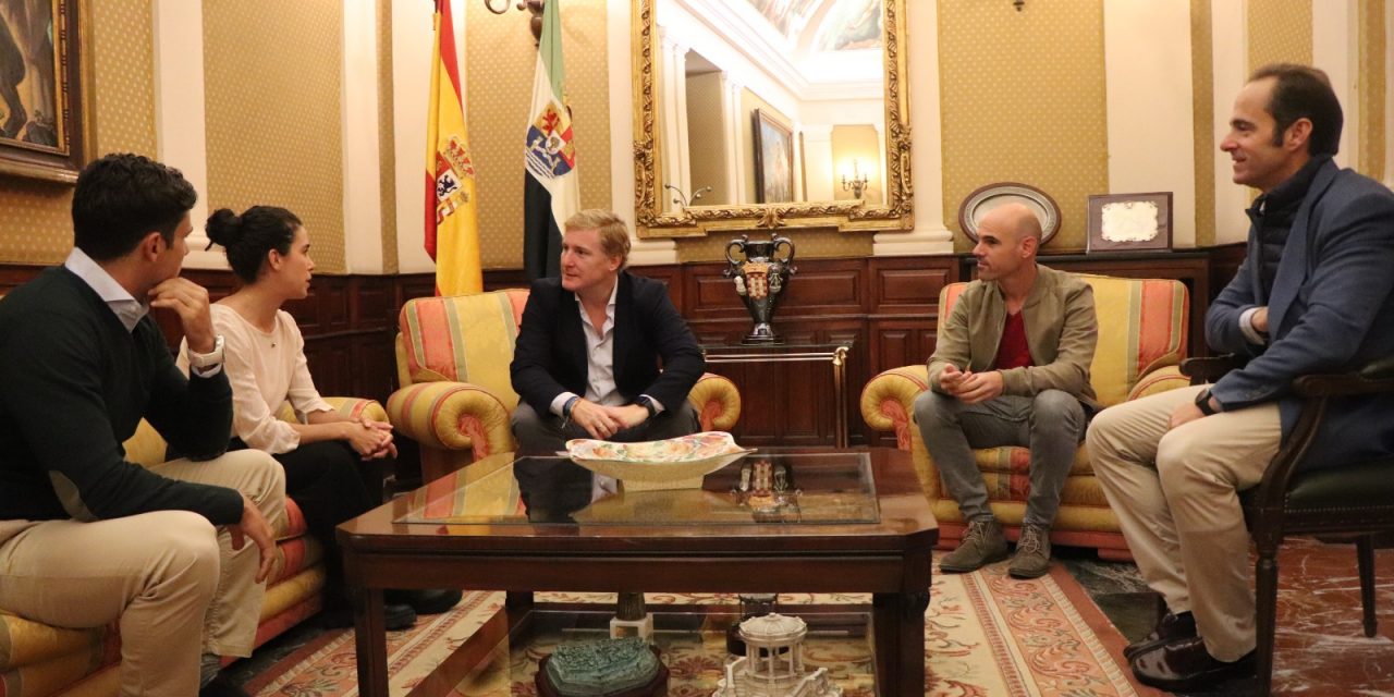 El alcalde de Badajoz recibe a Miriam Casillas tras su clasificación para los Juegos Olímpicos