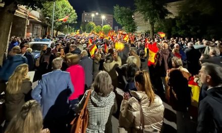 Multitudinaria manifestación ante la sede del PSOE de Badajoz en contra de la amnistía