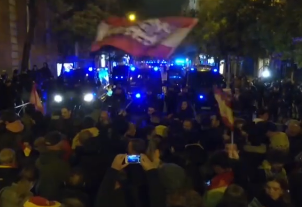 Unas 300 personas protestan en contra de ley de amnistía a las puertas del PSOE de Cáceres