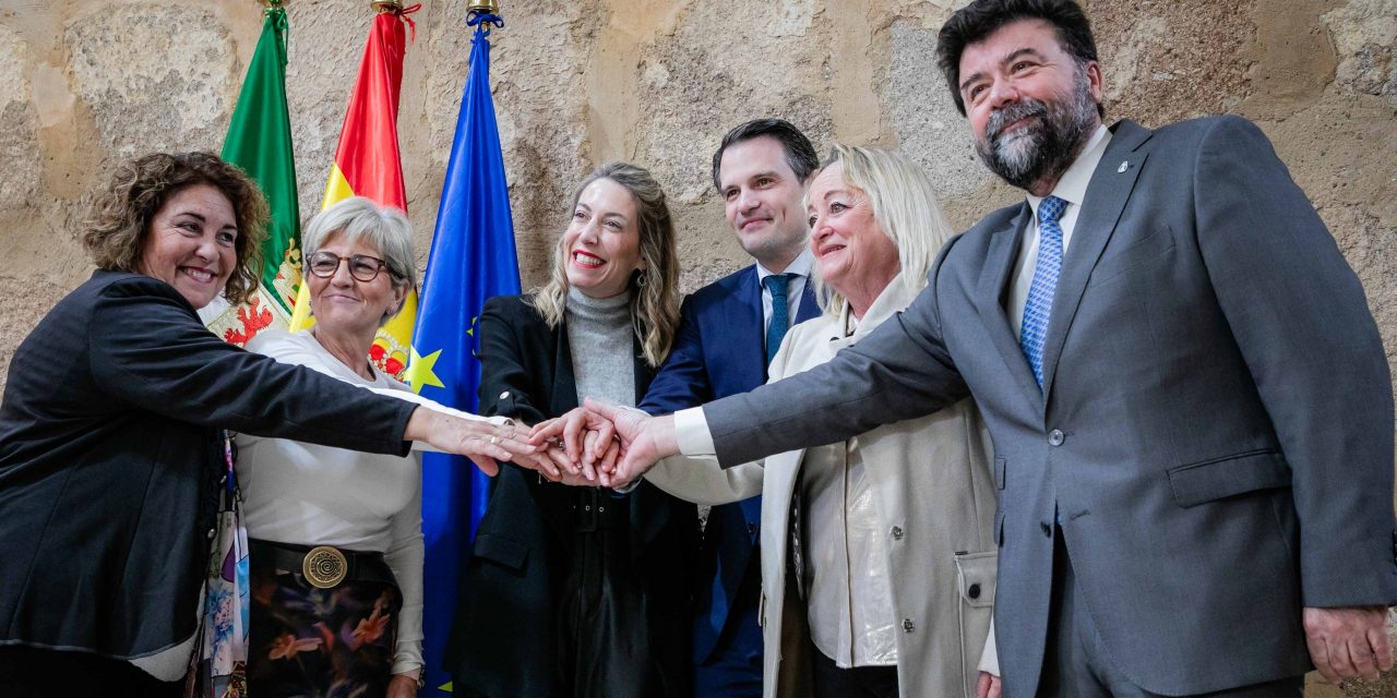 Junta de Extremadura, empresarios y sindicatos firman la «Declaración por el Diálogo Social»