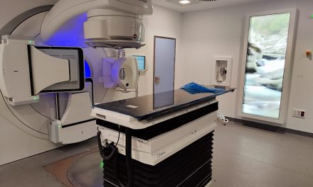 El hospital de Plasencia recibe un nuevo acelerador lineal donado por el dueño de Zara