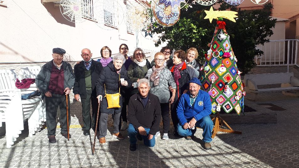 Un grupo de voluntarias regala a los mayores de Torrejoncillo un original árbol de Navidad