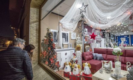 Los escaparates de Moraleja se llenan de duendes mágicos para dinamizar el comercio local