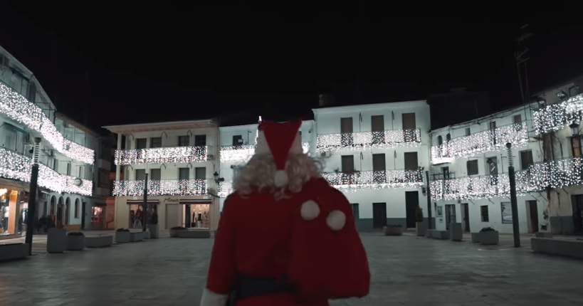 Papá Noel recorre las decoradas calles de Moraleja para elegir sus regalos navideños
