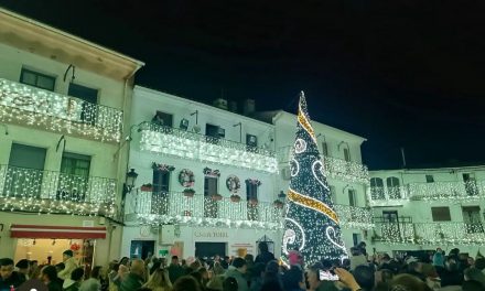 La Plaza de los Toros de Moraleja deslumbra con miles de luces y un árbol de 9 metros