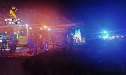 La Guardia Civil rescata a un conductor cuyo vehículo había caído por un barranco