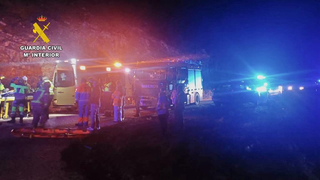 La Guardia Civil rescata a un conductor cuyo vehículo había caído por un barranco