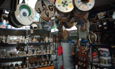 Un coleccionista consigue mostrar en Navalmoral cerca de 400 zambombas artesanales