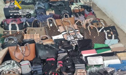 La Guardia Civil detiene a una persona e incauta más de 300 bolsos falsificados de conocidas marcas