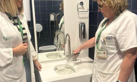 El Hospital Universitario de Cáceres instala el primer baño adaptado para pacientes ostomizados