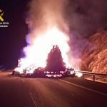 Arde un camión que transportaba motorores de automoción en la autovía A-66