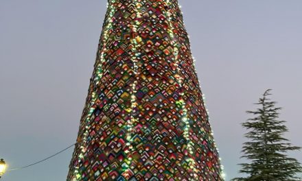 Un árbol de Navidad de 9 metros de altura y hecho de ganchillo luce ya en Alcántara