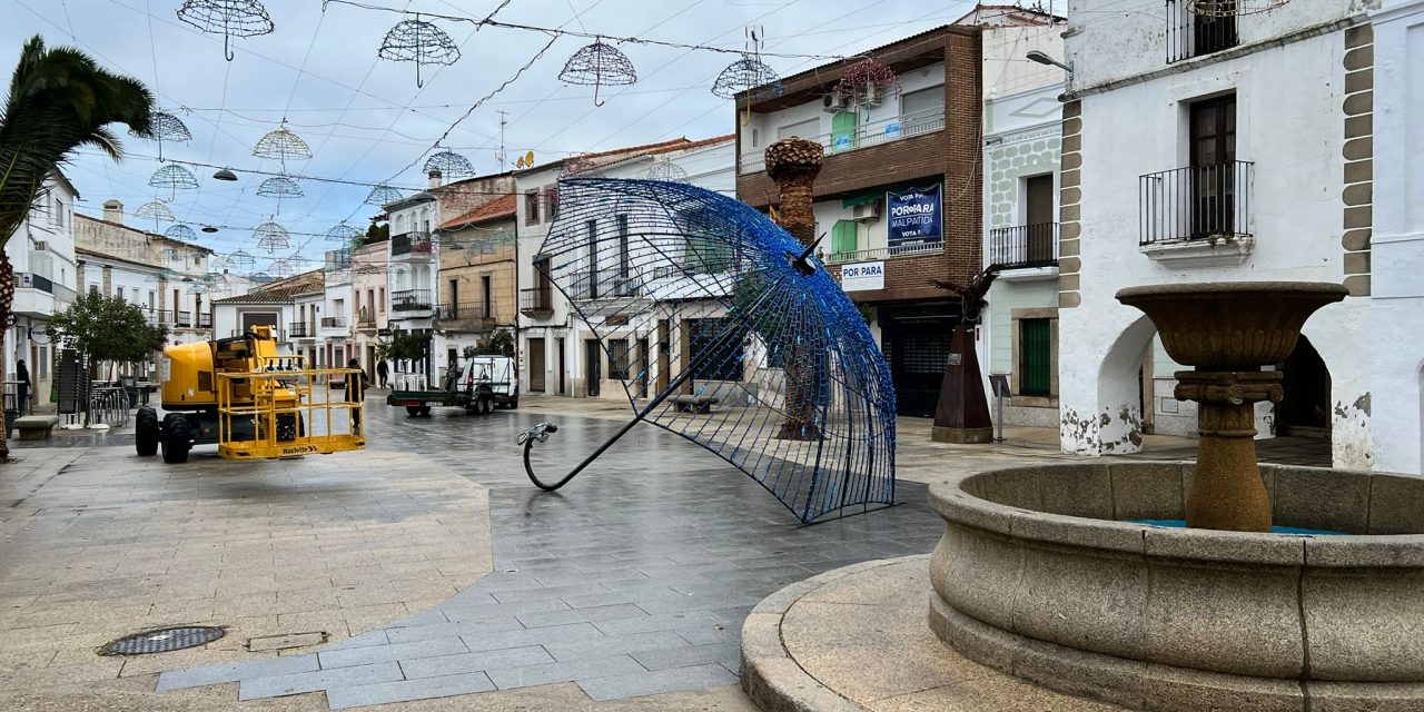 Un paraguas de más de 5 metros y con más de 7.100 luces led llega a Malpartida de Cáceres