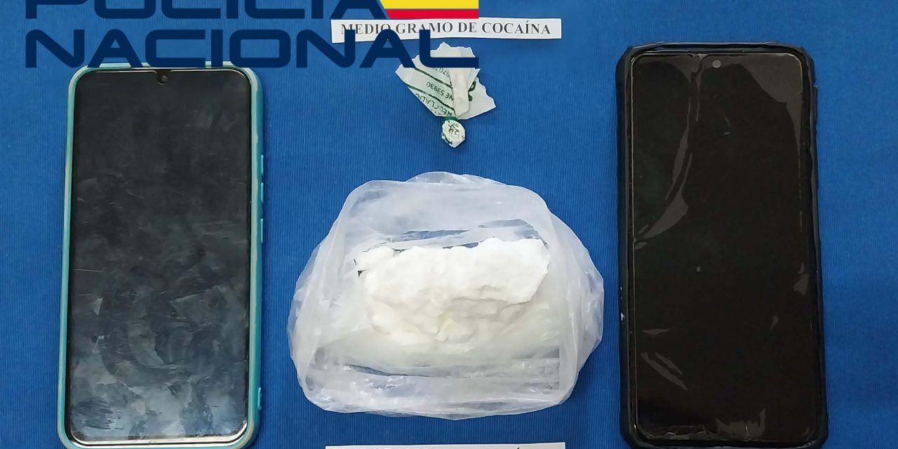 La Policía Nacional detiene a tres jóvenes que portaban más de 50 gramos de cocaína
