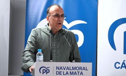La cúpula del PP arropa a Enrique Hueso en su nueva etapa como presidente del partido en Navalmoral de la Mata