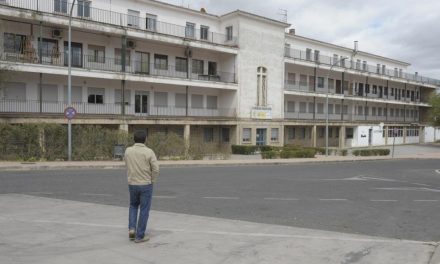 Más personas sin hogar pernoctan en el edificio Valhondo de Cáceres tras su cambio de ubicación