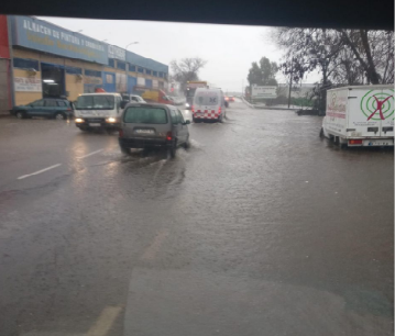El río Almonte se desborda por las fuertes lluvias y obliga a cortar una carretera