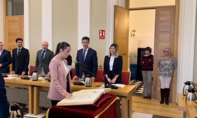 Noelia Rodríguez toma posesión de su cargo como concejala del Ayuntamiento de Cáceres
