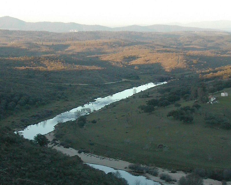 El desbordamiento del río Erjas obliga a cortar la carretera que une Zarza y Salvaterra